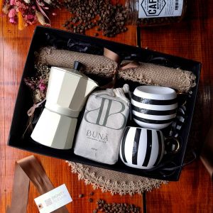 Box de Regalo dos tazones de cafe con detalles de oro, cafe de especializad con cafetera moka